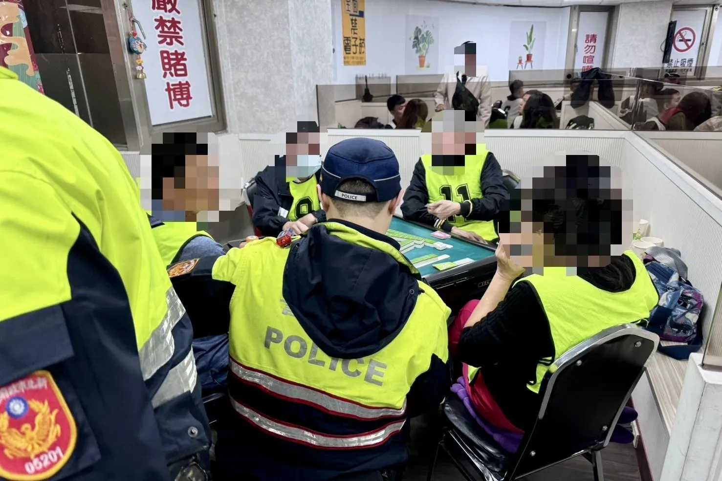 影/全部不要动！棋牌社藏赌场12桌麻将聚赌警突袭攻坚逮38人送办| 中天新闻网