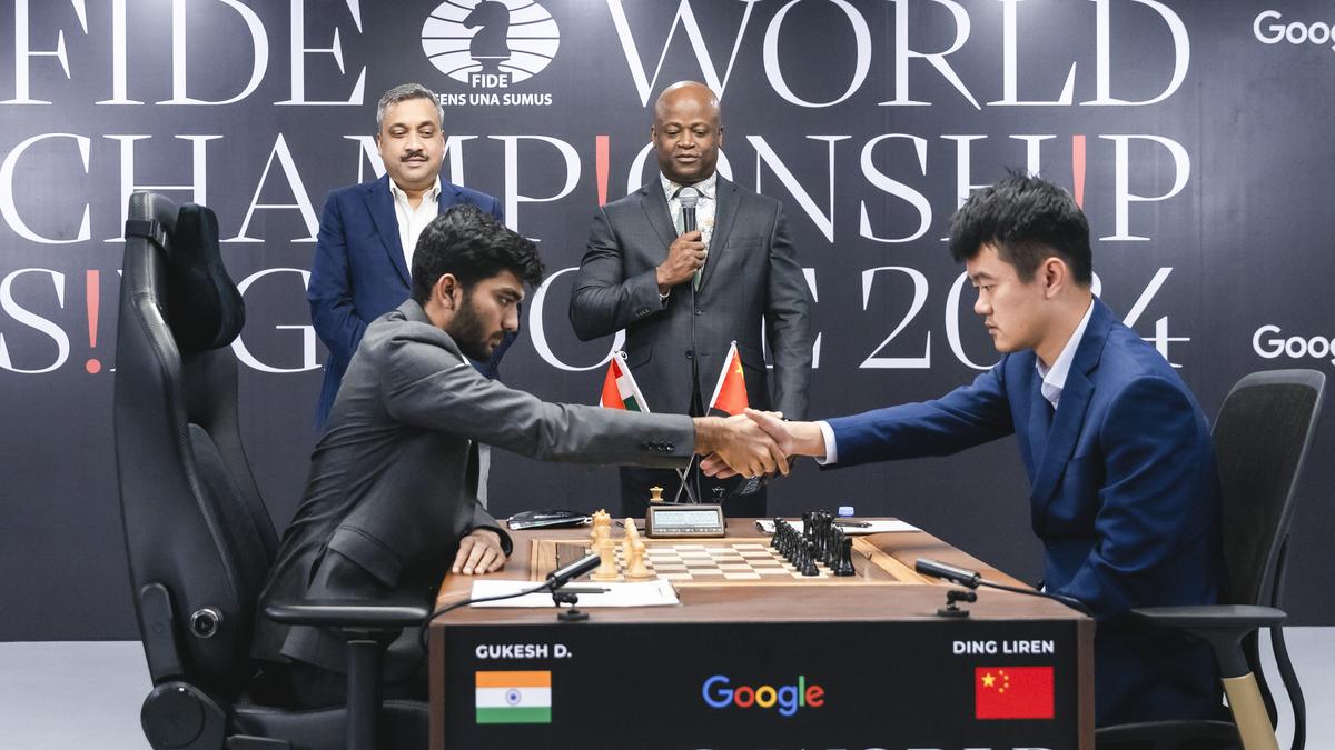 2024 年新加坡国际象棋世界锦标赛：印度大师 D. Gukesh 对阵卫冕冠军、中国选手丁立人 第 10 局